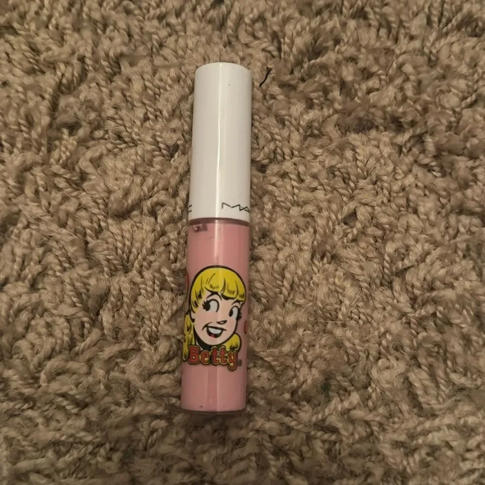 NIB MAC Archie’s Girls Lipglass in “Stay Sweet”